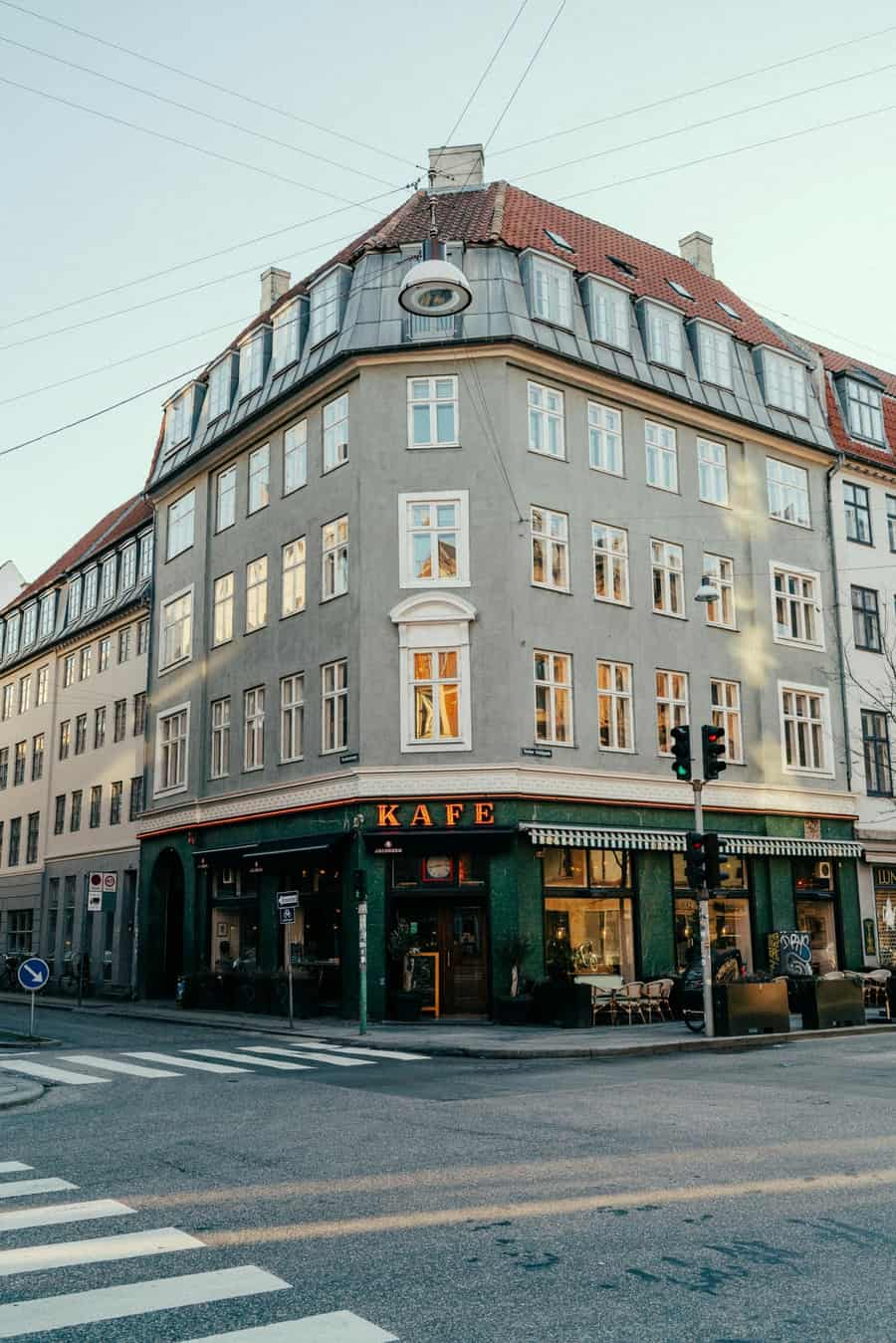 Klassisk københavnsk hjørneejendom set fra gaden
