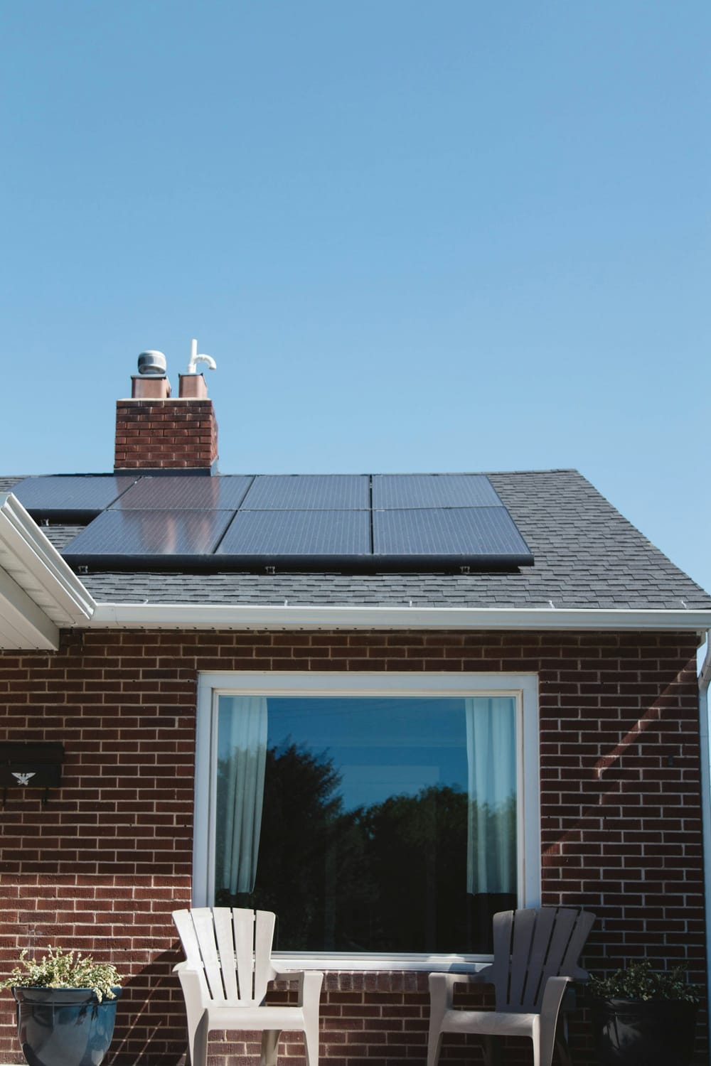 Murstenshus med solceller på taget