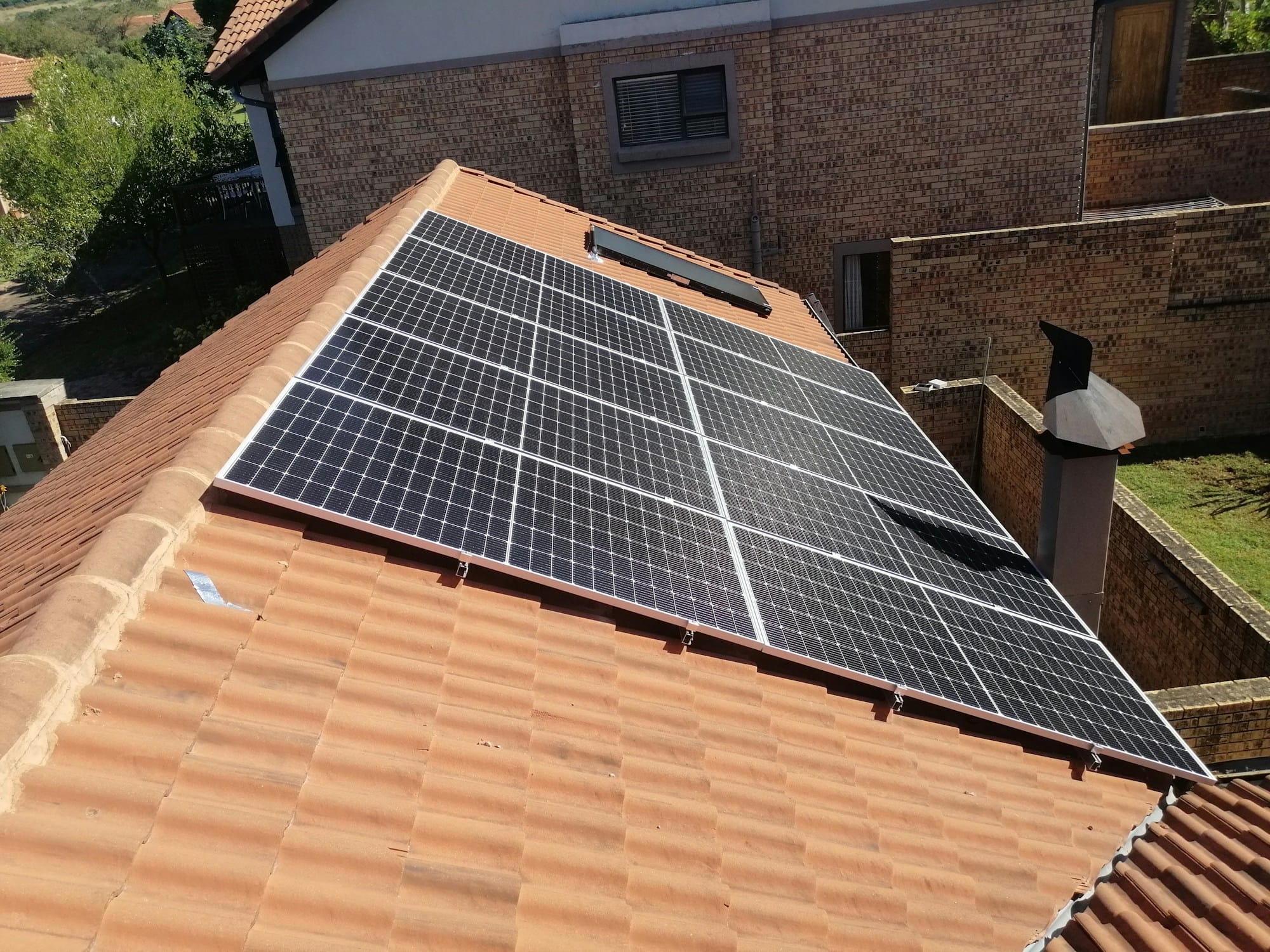 Solceller monteret på et tegltag set fra oven